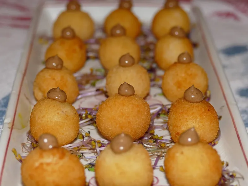 Mini croquetas de bacalao y alioli de ajo negro