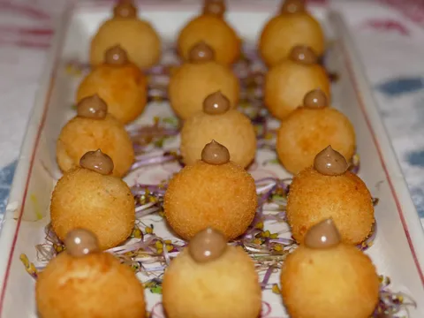 Mini croquetas de bacalao y alioli de ajo negro