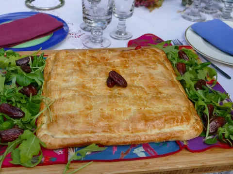 Empanada de dátiles, queso y bacon