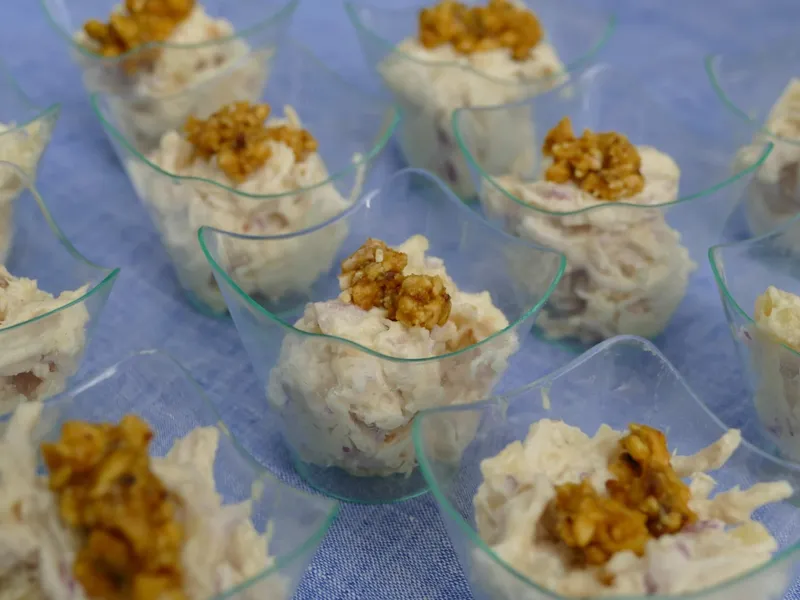 Ensaladilla de pollo, mostaza y kikos