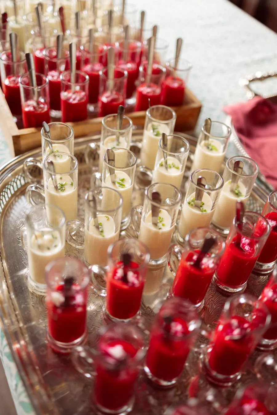 Vasitos de gazpacho y salmorejo con guarnición, listos para servir.