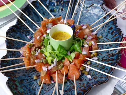 Salmón marinado con salsa tártara
