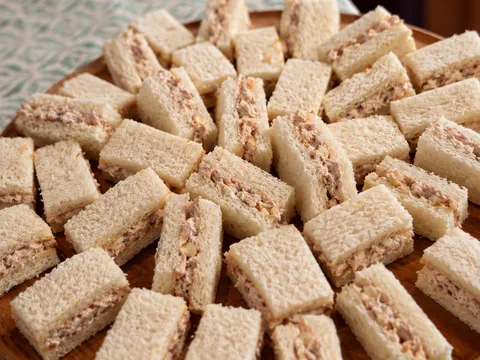 Mini sándwich de atún, nueces y oporto