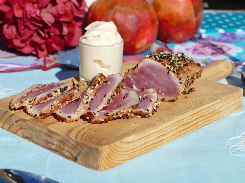 Tataki de solomillo de cerdo con mayonesa de soja