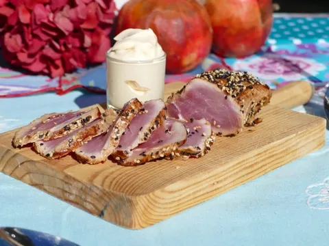 Tataki de solomillo de cerdo con mayonesa de soja